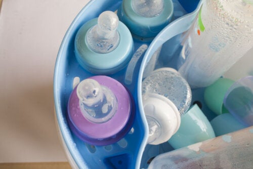 ¿Es necesario esterilizar los teteros del bebé?