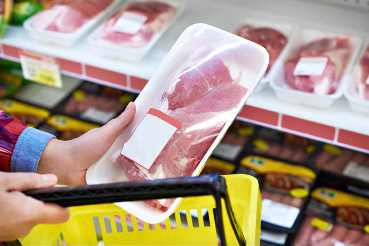 Scelta della carne al supermercato.