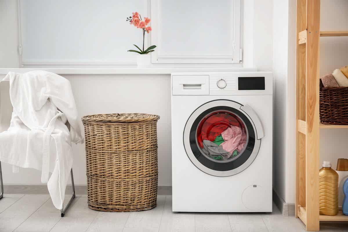 Lavar ropa en lavadora frontal.
