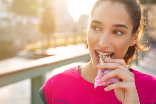 5 botanas "saludables" que realmente son productos ultraprocesados