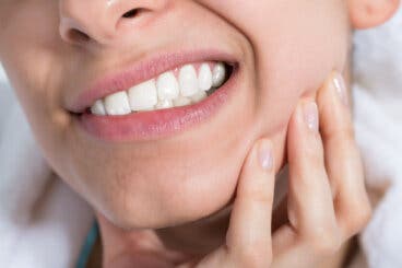 ¿Qué es la alveolitis seca y qué la causa?