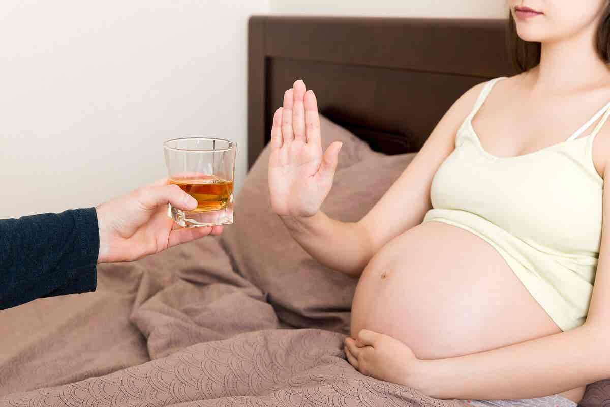 Alcohol está prohibido en el embarazo.