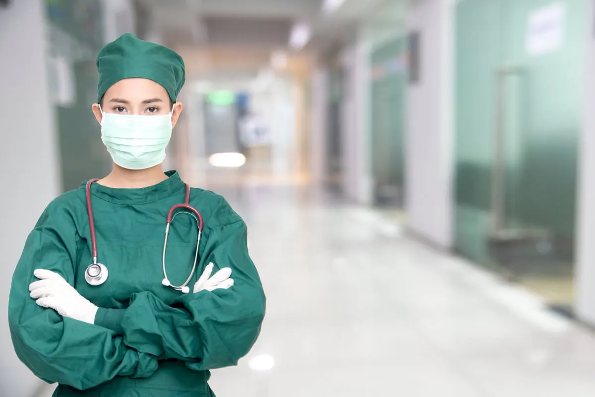 Pasillo de hospital con suelo de linóleo.
