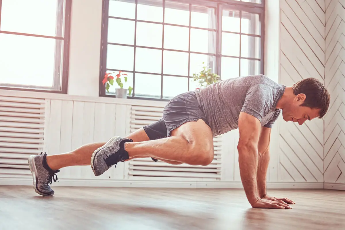 Hombre hace entrenamiento funcional.