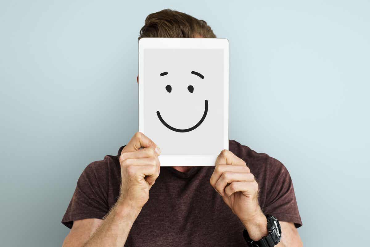 Eudämonismus - Mann mit einem glücklichen Smiley vor dem Gesicht