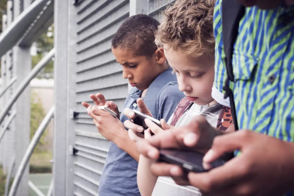 Squid Game - Schüler mit Smartphones