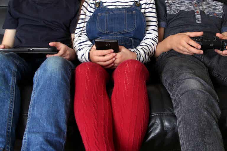 El tiempo en pantalla no altera las habilidades sociales en los niños, según estudio