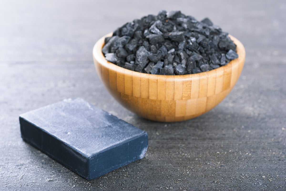 Romper Polvoriento Perseguir 2 métodos para hacer tu propio jabón de carbón activado - Mejor con Salud