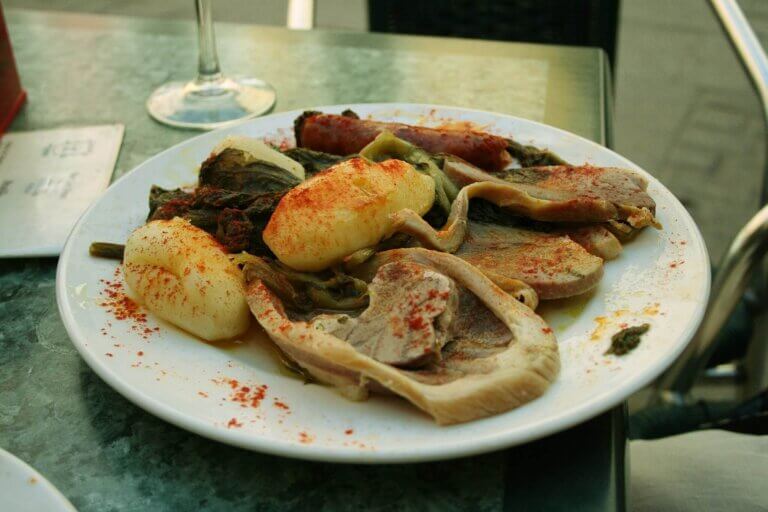 Lacón con grelos, receta tradicional gallega