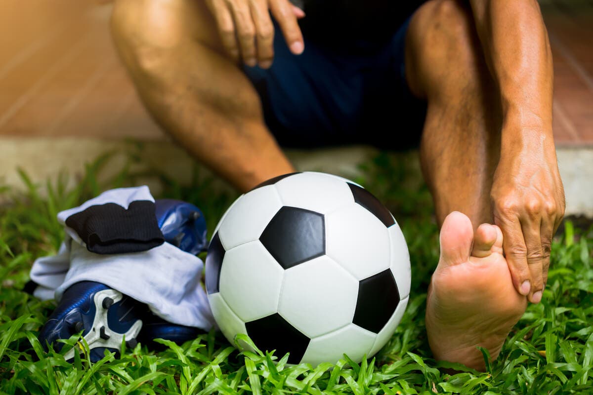 Lesión de futbolista en el pie.