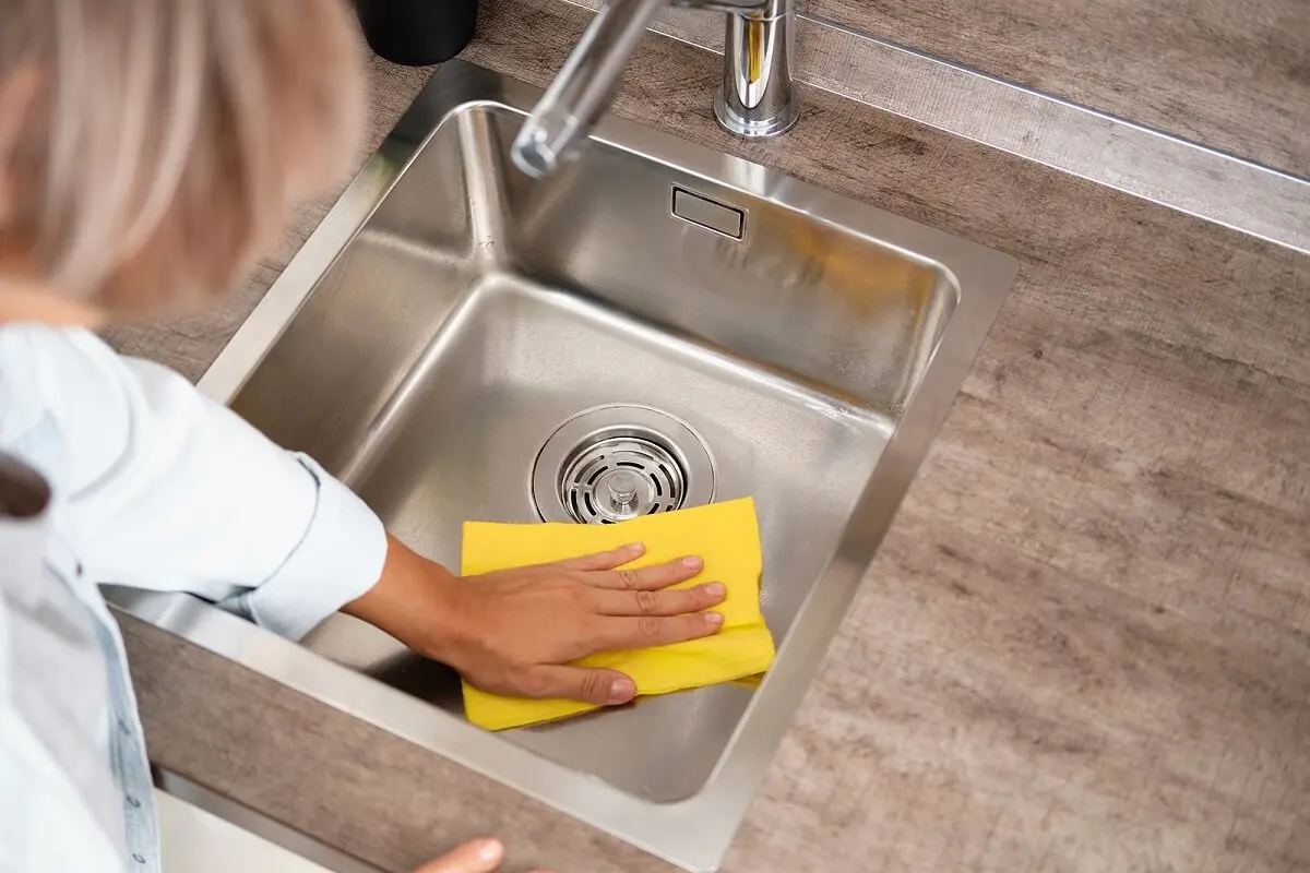 Grifo y tuberías dañadas por agua dura.