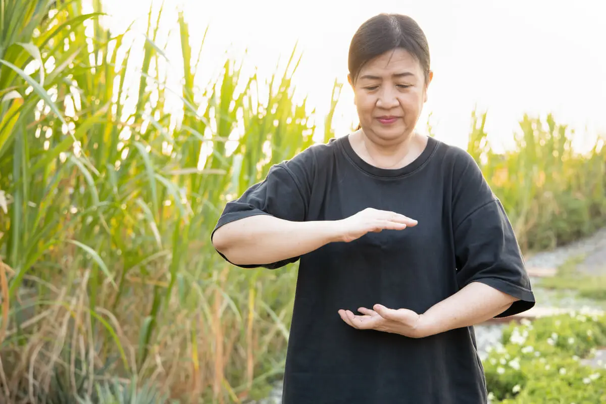 Kobieta ćwiczy tai chi.