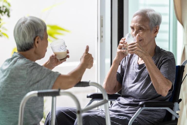 Batidos de proteína ayudan a recuperar masa muscular en ancianos, según estudio