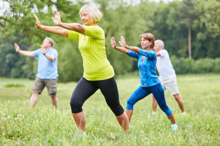 Ejercicios y beneficios del taichí para adultos mayores