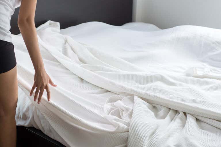 ¿Cómo evitar que las sábanas se salgan de la cama?