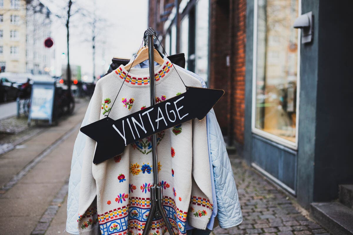Moda vintage en una tienda de segunda mano.