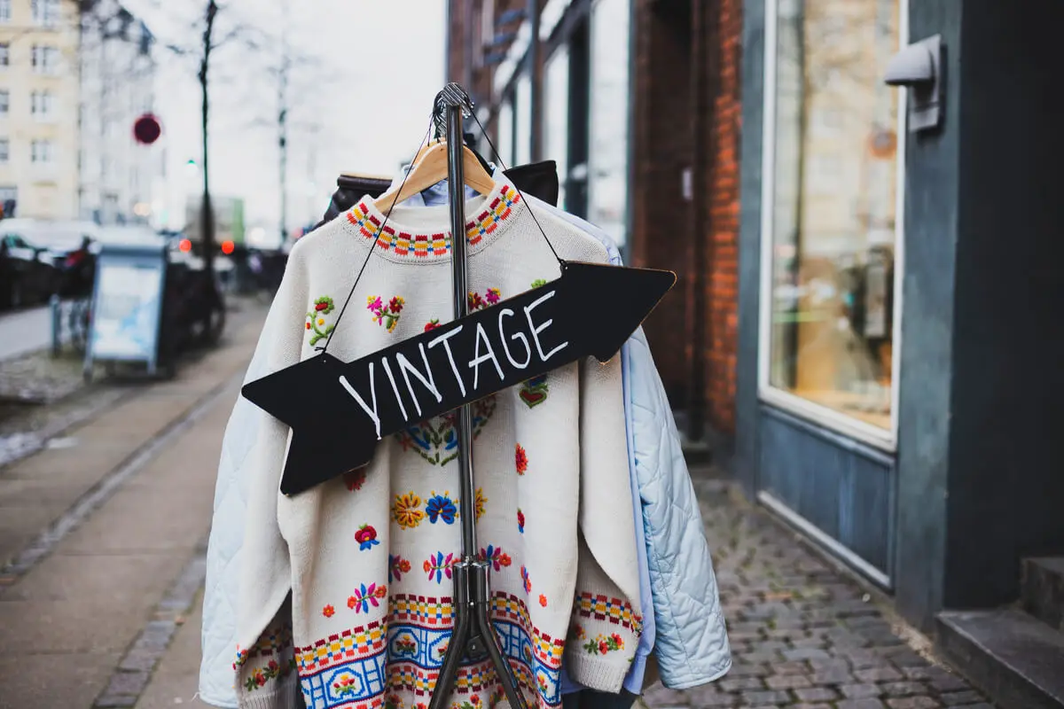 Moda vintage en una tienda de segunda mano.