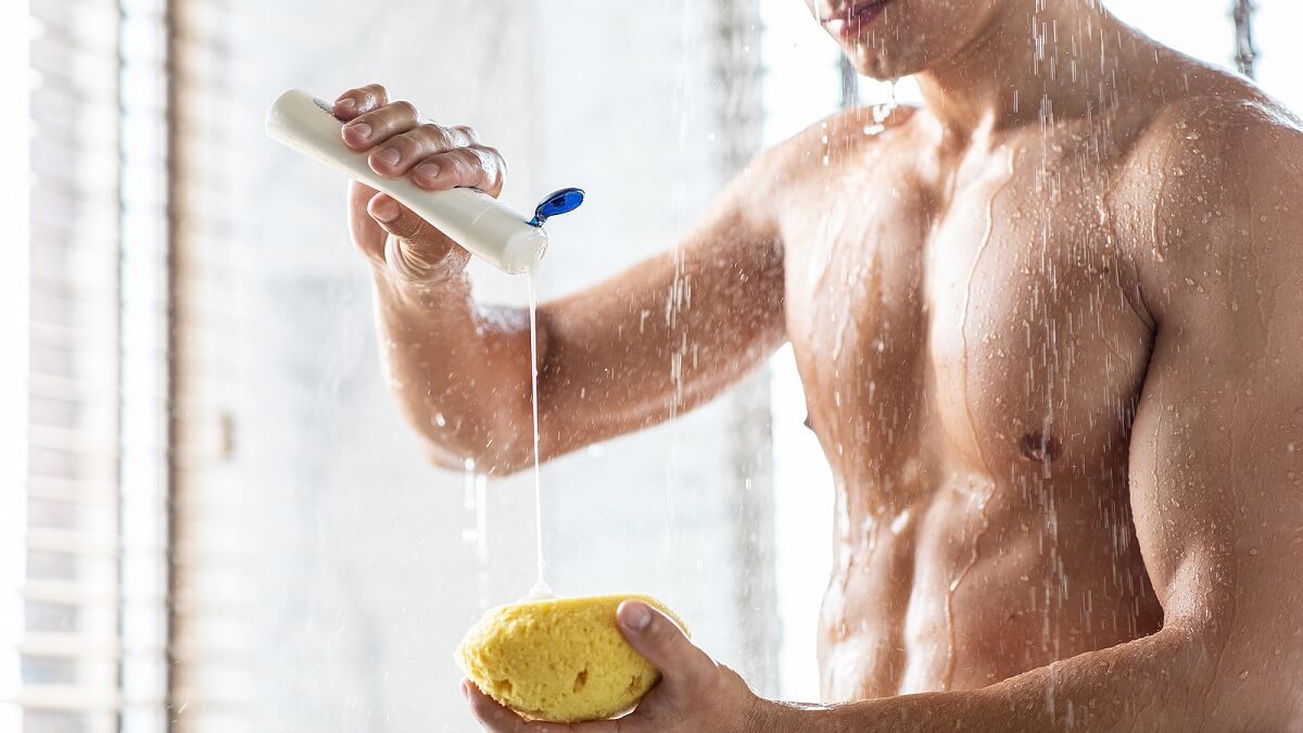 Hombre en la ducha para autoexamen de testículos.