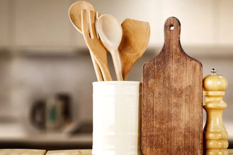 Cómo lavar y desinfectar los utensilios de madera de la cocina