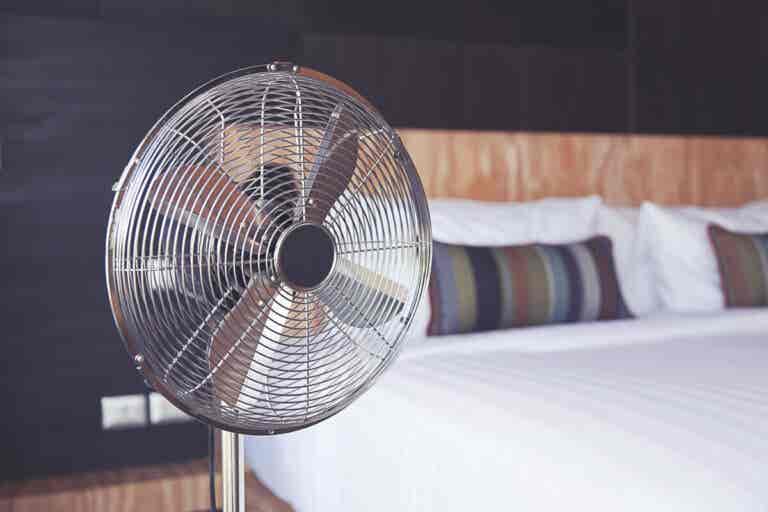 Dormir con el ventilador encendido: beneficios y desventajas