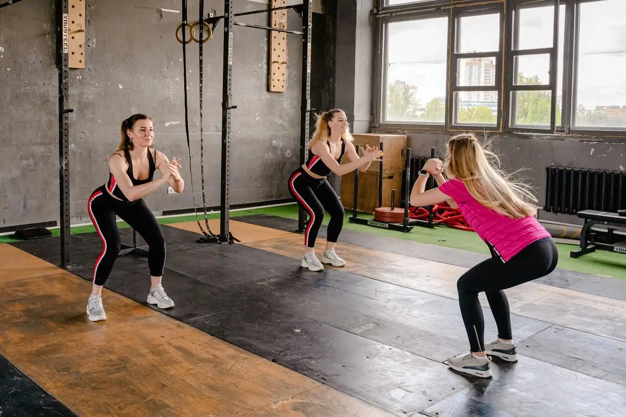 Sentadillas en el gimnasio.
