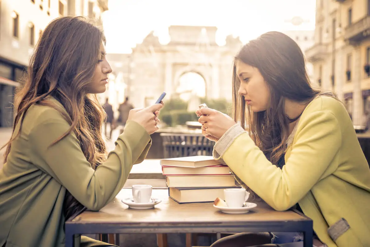 Amigas con el móvil no se hablan.
