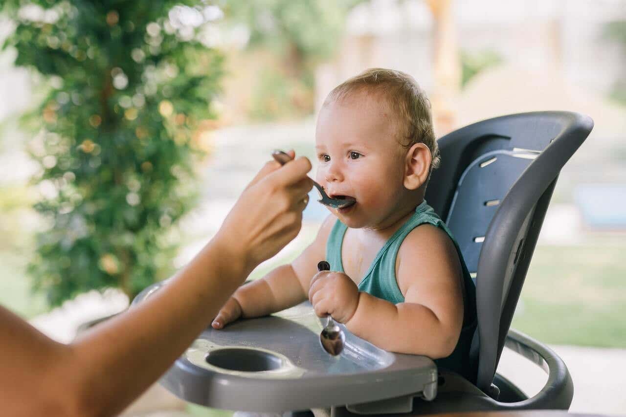 Les premiers aliments solides aident bébé à grandir.