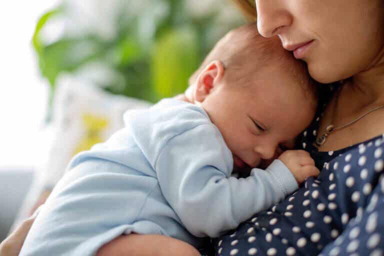 ¿Qué puedo hacer si no siento apego con mi bebé recién nacido?