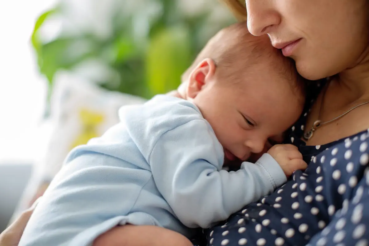 Mãe com seu bebê no colo