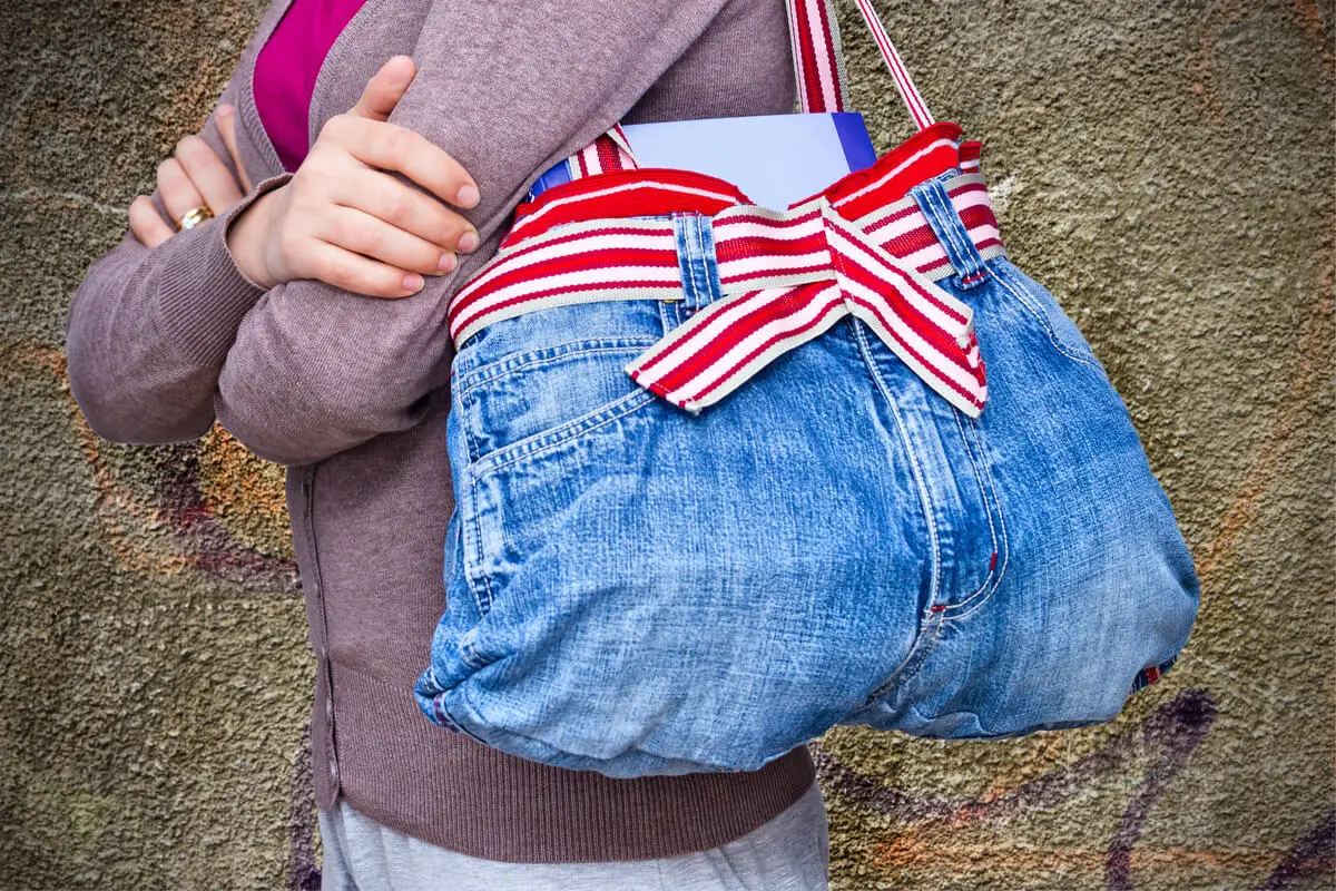 Reciclar jeans en bolsos.
