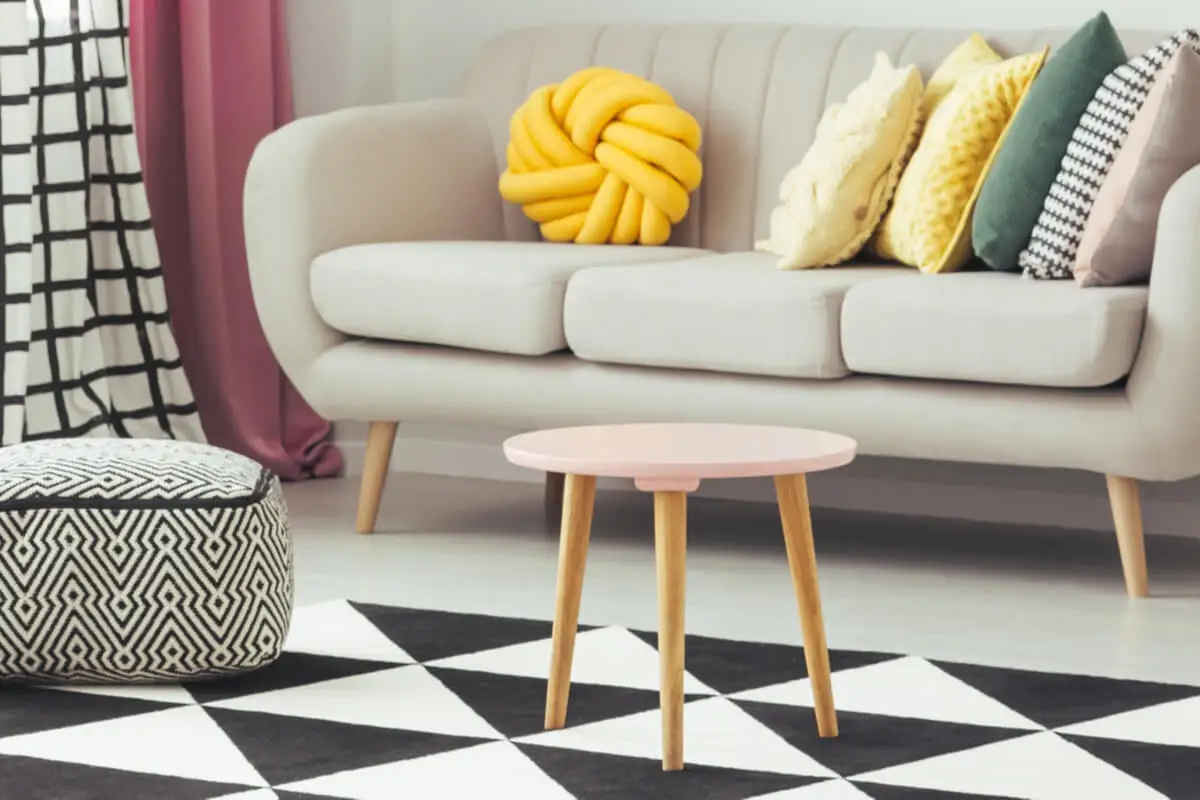 Cojines cilíndricos para los sillones.