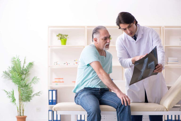 ¿Qué es un médico geriatra y cuándo debemos consultar a uno?