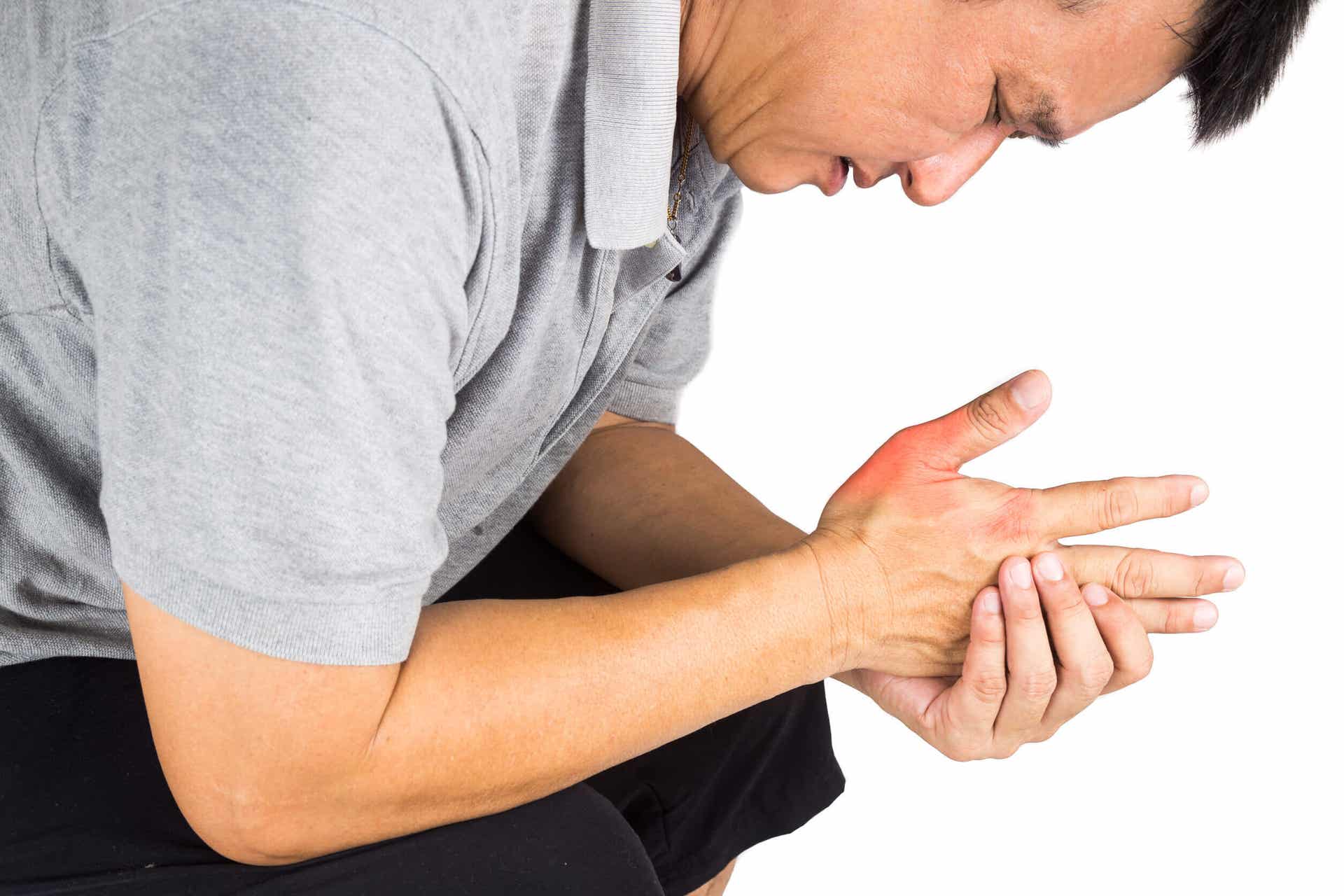 La artritis infecciosa ocasiona dolor.