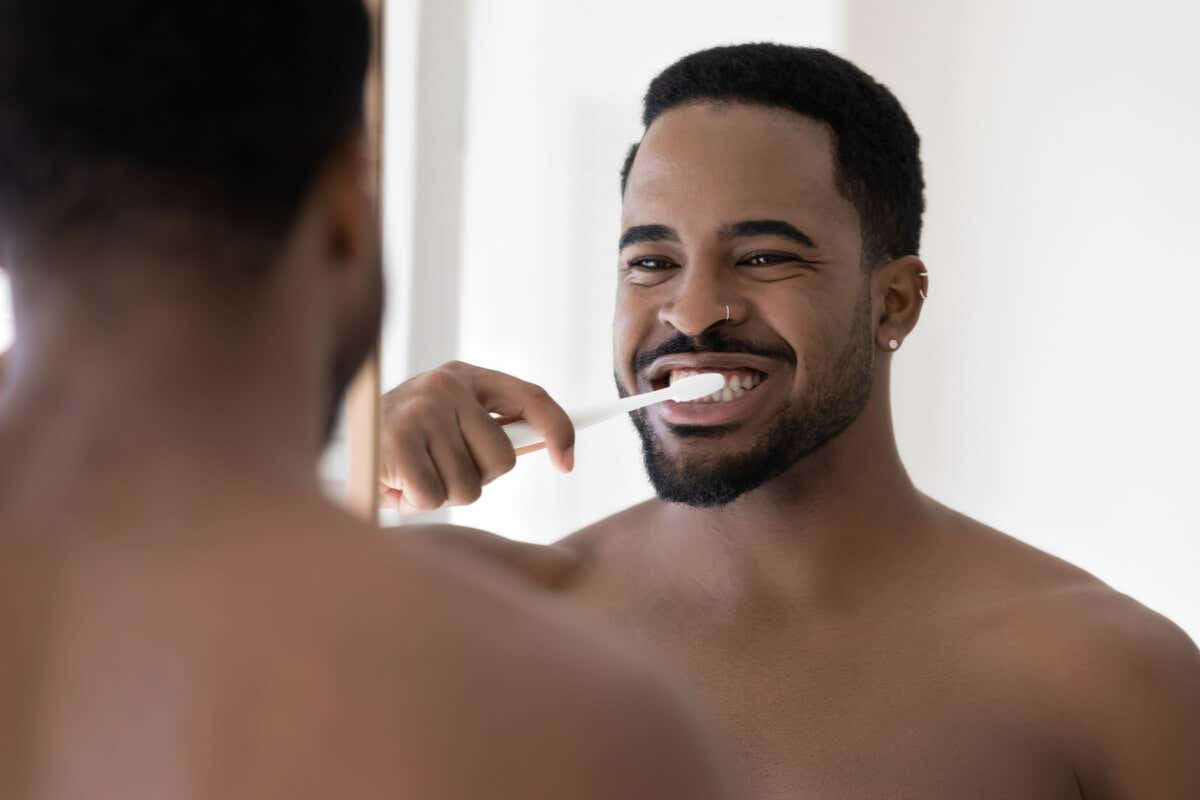 Cepillar los dientes para evitar el sarro negro.