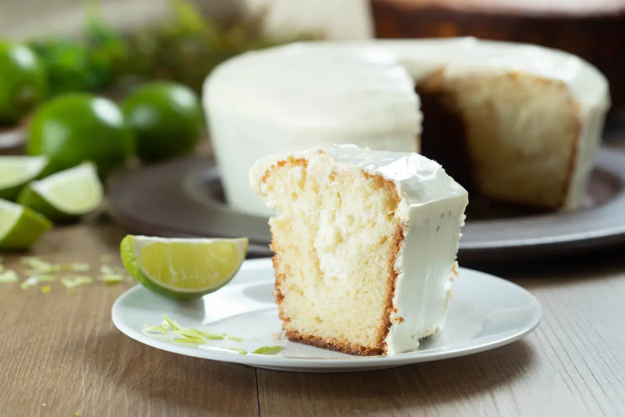 Tarta de limón con frosting de mantequilla.