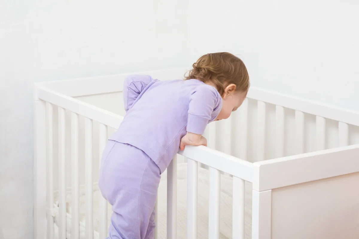 Niño se cae de la cama y se golpea los dientes de leche.