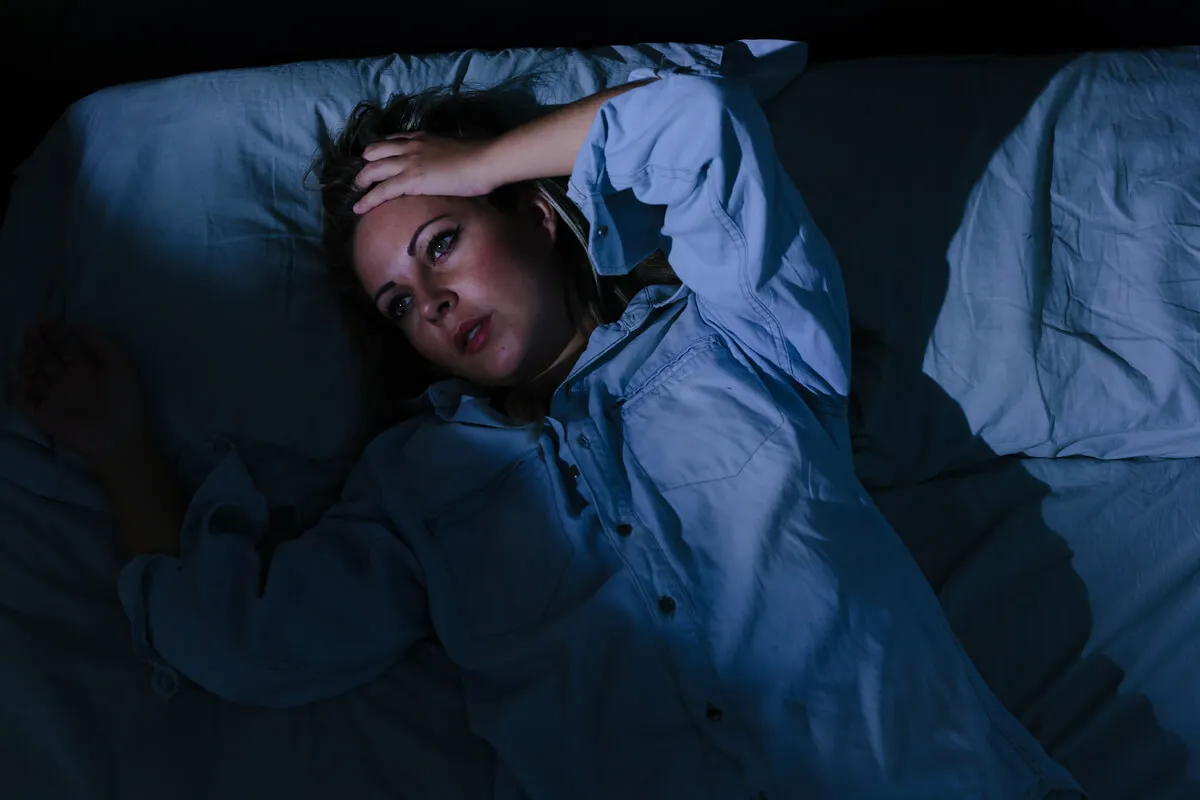 Estrés causa insomnio.