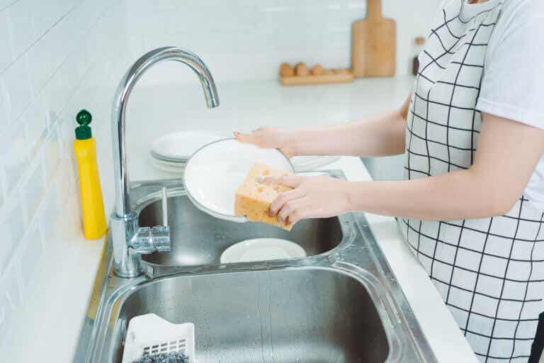 8 claves para lavar los platos a mano
