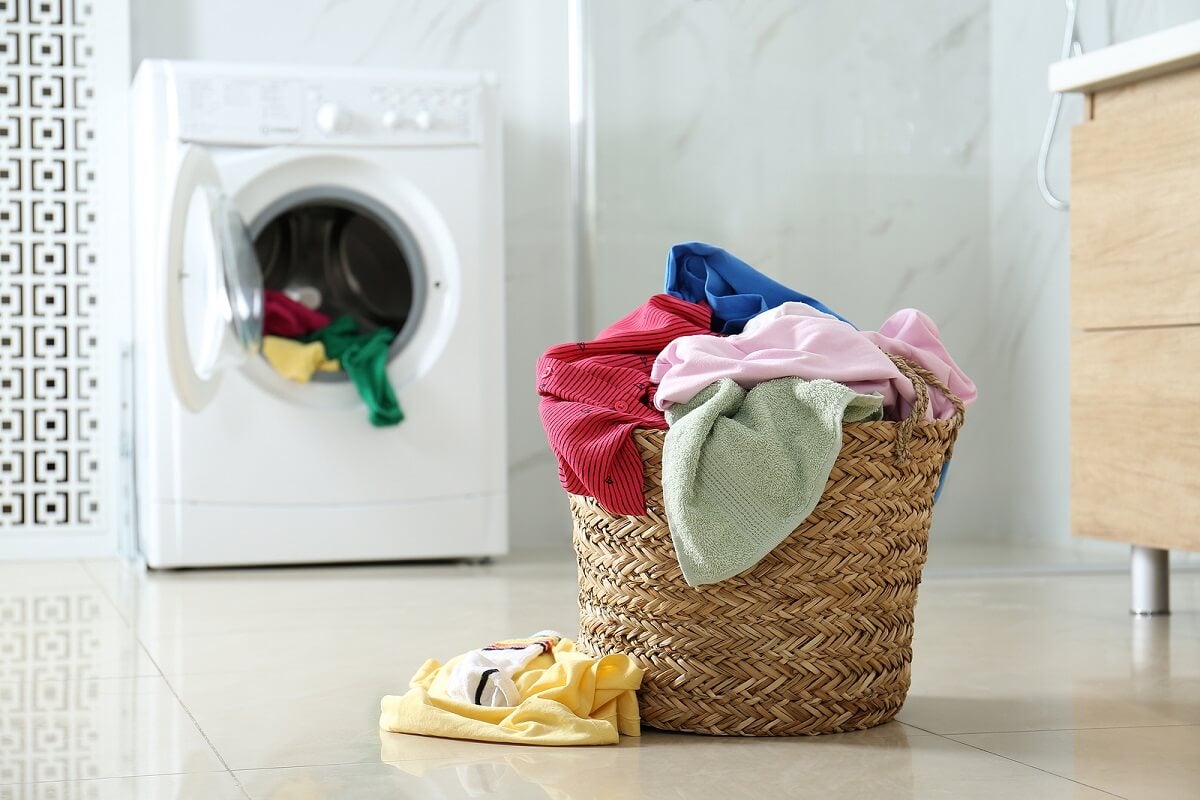 Vêtements à laver dans la machine à laver qui n'essore pas.