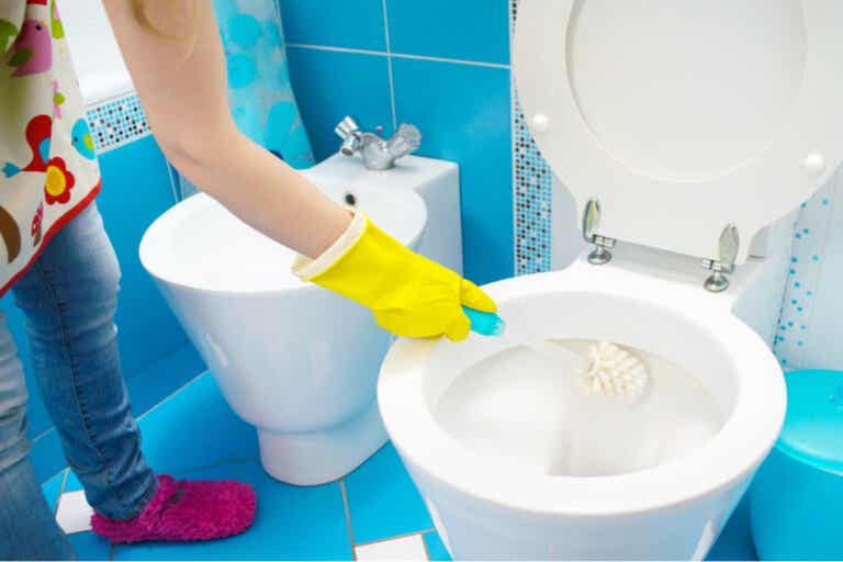 8 errores que cometes al limpiar el inodoro
