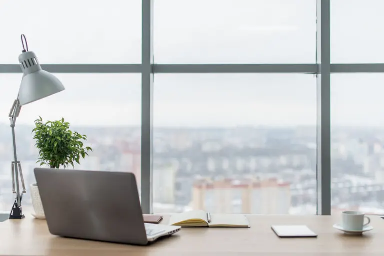 ¿Cómo aumentar la iluminación de tu rincón de trabajo?