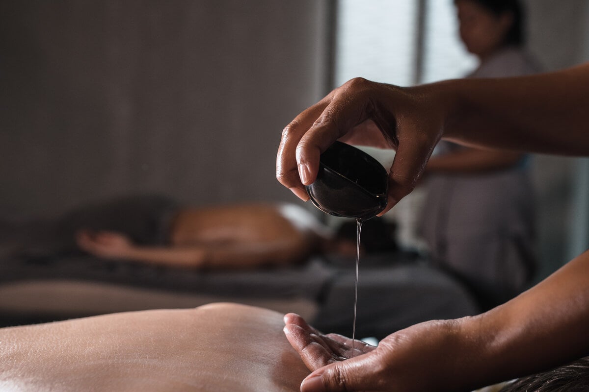 Massaggio con olio di Litsea Cubeba.