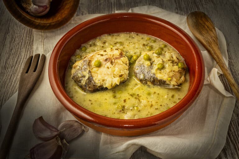 Merluza con guisantes: receta sana y rápida