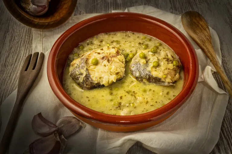 Merluza con guisantes: receta sana y rápida