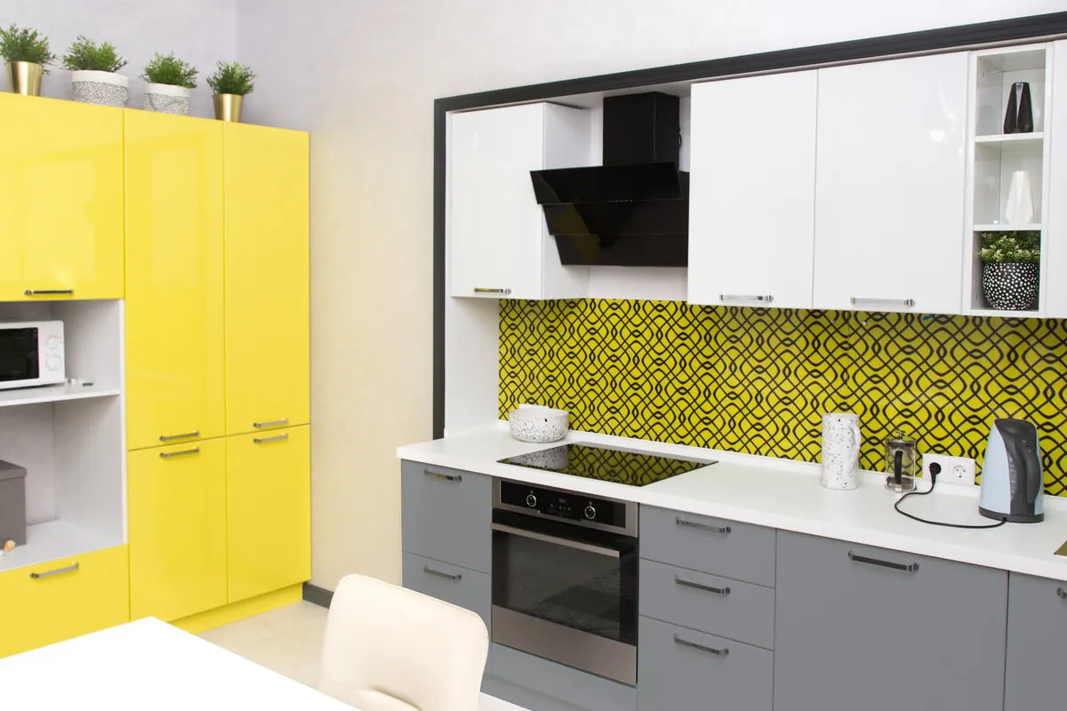 Mueble amarillo en la cocina.