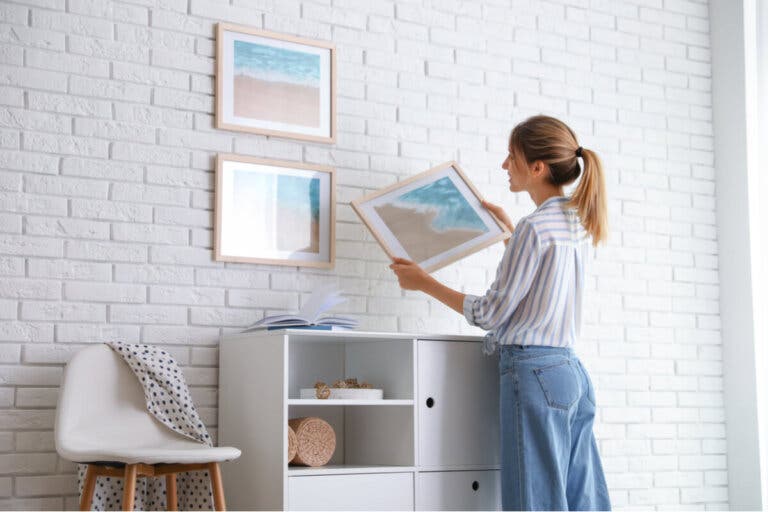 7 consejos para colgar cuadros sin arruinar la pared