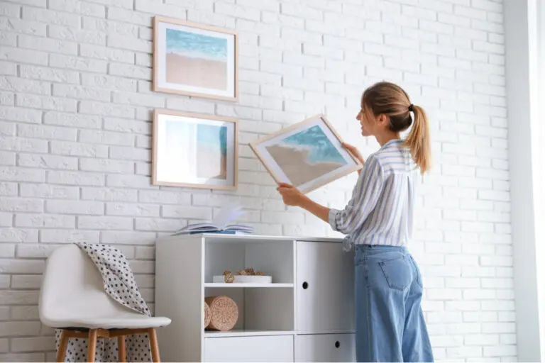 7 consejos para colgar cuadros sin arruinar la pared