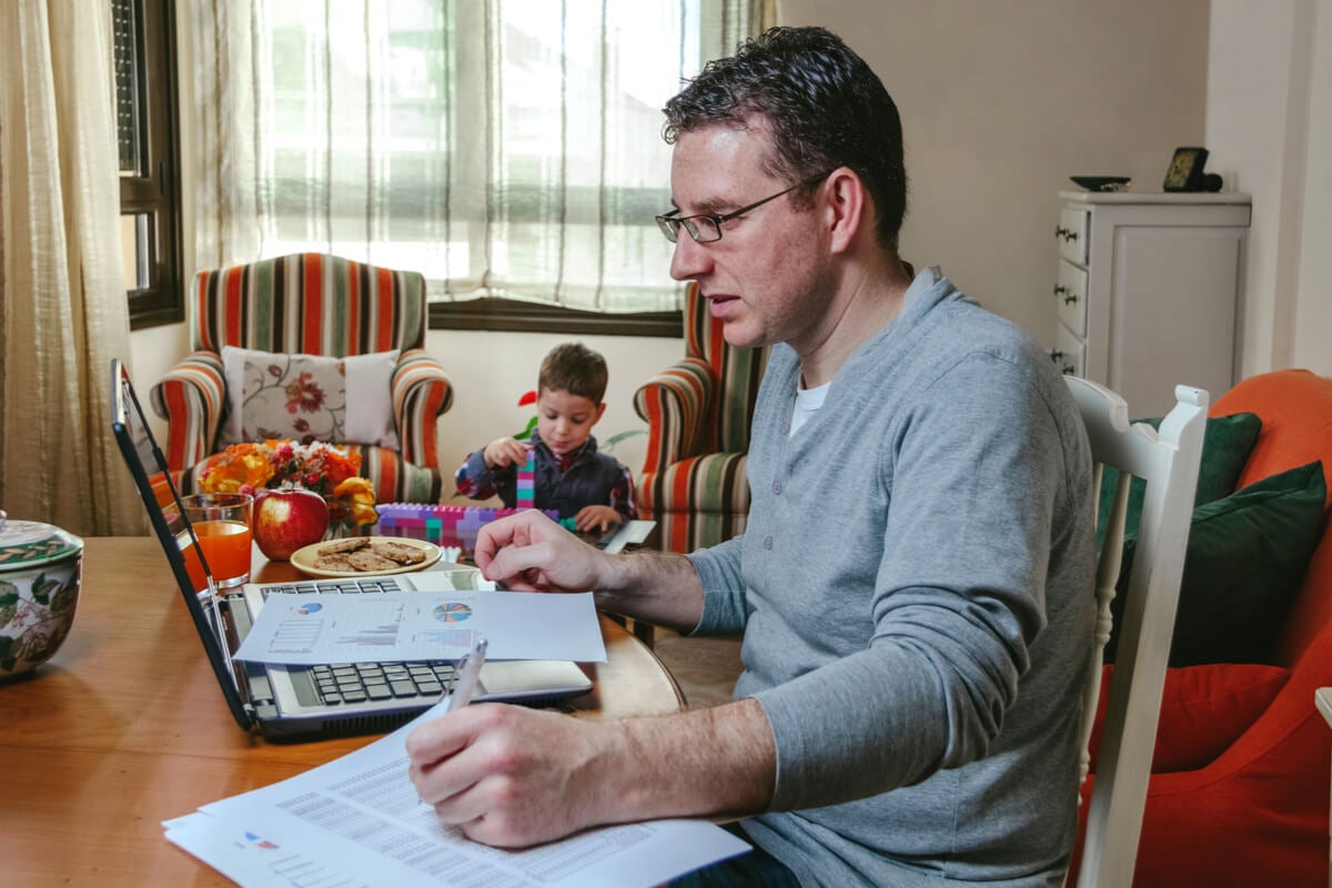 Telelavoro e compiti familiari nel multitasking.