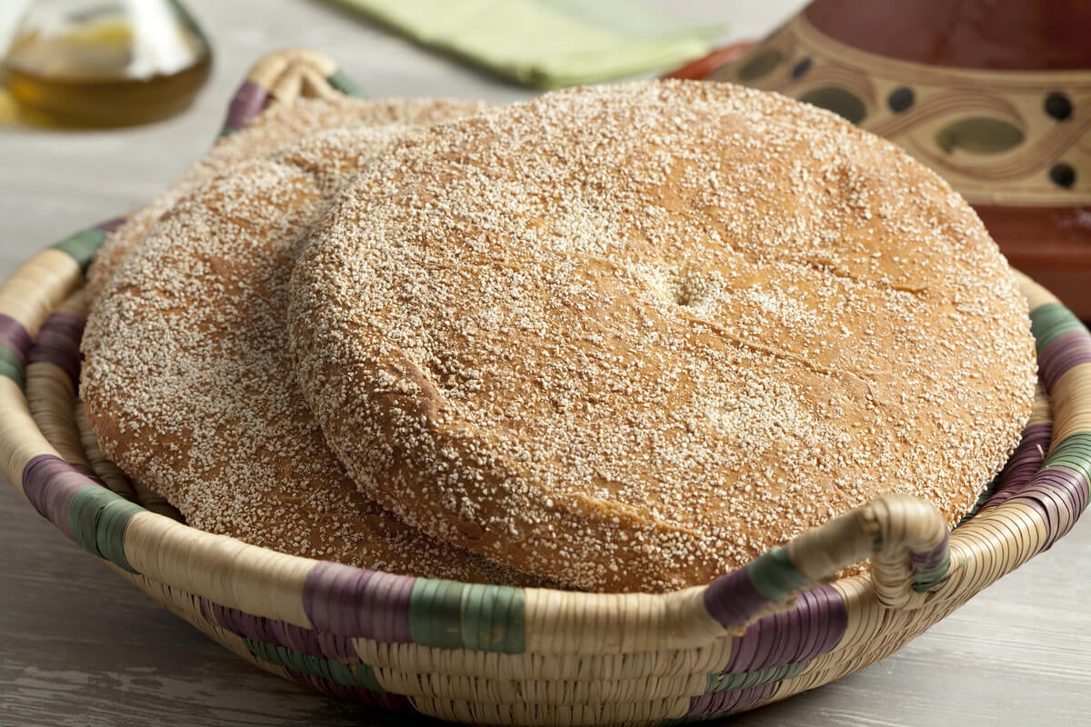 Pan marroquí o pita para untar dip vegano.