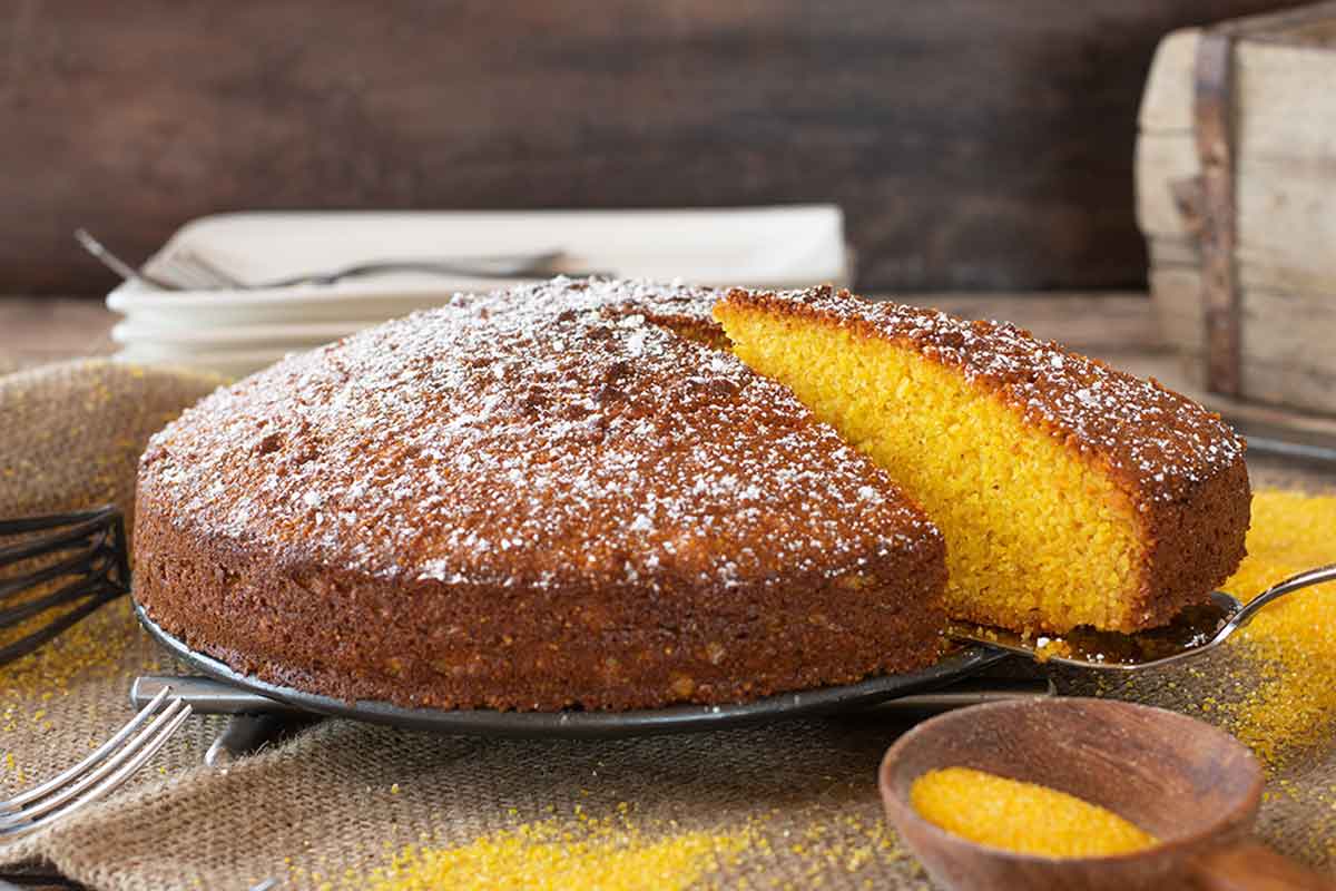 Ajoutez d'autres éléments à votre gâteau à la semoule de maïs pour l'agrémenter.